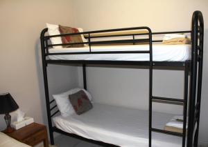 Ein Bett oder Betten in einem Zimmer der Unterkunft Bohemia Resort Cairns