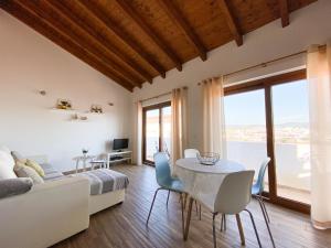 a living room with a bed and a table and chairs at Casa do Sapateiro - No centro histórico de Aljezur in Aljezur