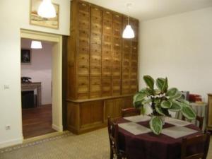a dining room with a table with a plant on it at Chambres d'Hotes Noir Lion in Péronne