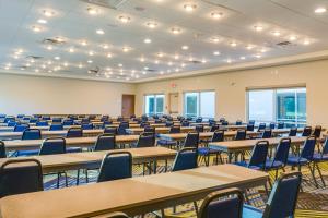 uma sala de conferências vazia com mesas e cadeiras em Holiday Inn Express & Suites Russellville, an IHG Hotel em Russellville