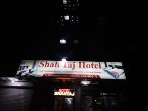 Shah Taj Hotel في لاهور: علامة على فندق القطران شانغهاي في الليل