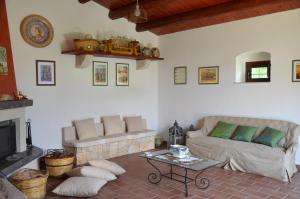 A seating area at Serravalle Relais & Country Villa with private pool - Esclusive use