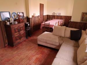 a living room with a couch and a table at Casa da Quinta in Covilhã