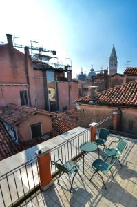 Un patio con sillas y una mesa en el balcón. en Locanda Silva en Venecia