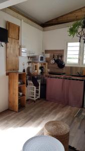 um quarto com uma cozinha com uma bancada em La Tita em Schœlcher