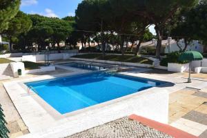 - une piscine dans une cour arborée dans l'établissement Pedro Do Mar Apartment Praia da Falésia, à Albufeira