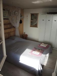 Un pat sau paturi într-o cameră la Les Oreades, studio le marin avec vue mer imprenable