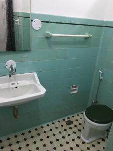 a bathroom with a green toilet and a sink at Casa Verde em Petrópolis in Petrópolis