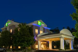 Holiday Inn Express Independence - Kansas City, an IHG Hotel في إندبيندينس: فندق عليه لافته على الواجهه