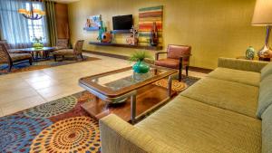 uma sala de estar com um sofá e uma mesa em Holiday Inn Express & Suites Pittsburgh SW/Southpointe, an IHG Hotel em Canonsburg