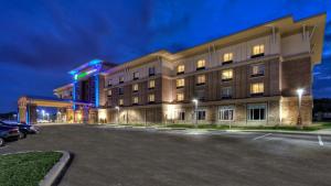 Un hotel con un estacionamiento enfrente. en Holiday Inn Express & Suites Pittsburgh SW/Southpointe by IHG, en Canonsburg