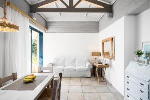 salon z białą kanapą i stołem w obiekcie Jackie On The Beach Corfu Retreat w mieście Barbati +12 zdjęć
