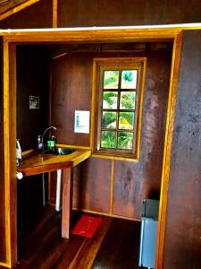 cocina con fregadero y ventana en Beachfront Hut Upstairs Astra - Beach Shack Chalet, en Tioman Island