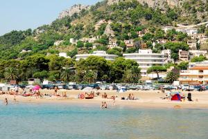 a group of people on a beach near the water at MEDES PARK I 2-7 in L'Estartit