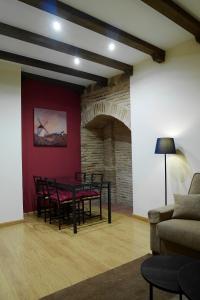 een woonkamer met een tafel en stoelen en een bank bij Apartamento El Arco in Toledo