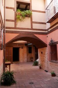 een toegang tot een gebouw met een patio bij Apartamento El Arco in Toledo