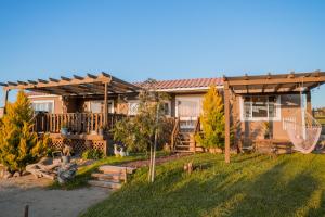 una casa con un patio con un columpio en Luna Del Valle, en Valle de Guadalupe