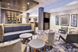 Гостиная зона в Holiday Inn Express & Suites Okemos - University Area, an IHG Hotel