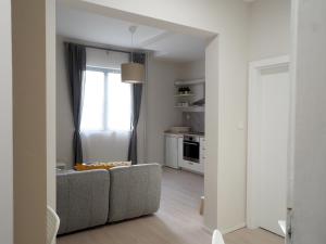 uma sala de estar com um sofá e uma janela em Caché ✦ Bright One-Bedroom Apartment in Sofia em Sófia