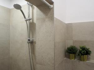 uma casa de banho com uma cabeça de chuveiro em Caché ✦ Bright One-Bedroom Apartment in Sofia em Sófia