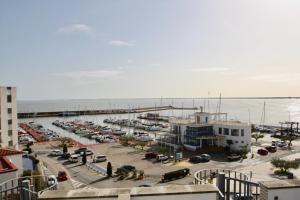 un puerto deportivo con coches aparcados en un aparcamiento en Rosa dels Vents en L'Ampolla