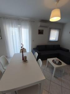 Ein Sitzbereich in der Unterkunft Apartmani Peran