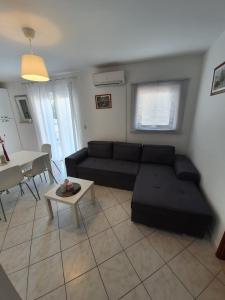 Ein Sitzbereich in der Unterkunft Apartmani Peran