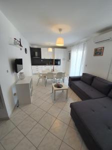 TV a/nebo společenská místnost v ubytování Apartmani Peran