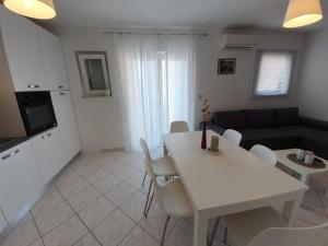 Küche/Küchenzeile in der Unterkunft Apartmani Peran
