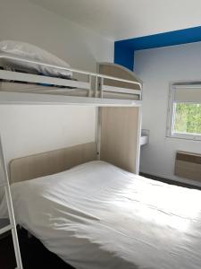 ヴェルダン・シュル・ムーズにあるHôtel F1 Verdunのベッドルーム1室(二段ベッド2台、窓付)が備わります。