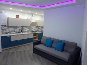 sala de estar con sofá y cocina en Люкс 2 en Úzhgorod