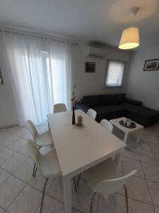 Ein Sitzbereich in der Unterkunft Apartmani Peran