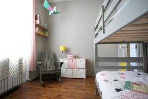 ein Schlafzimmer mit einem Etagenbett, einem Schreibtisch und einem Stuhl in der Unterkunft Maison de ville in Périgueux