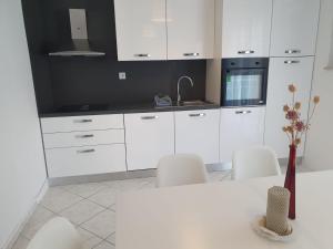 Küche/Küchenzeile in der Unterkunft Apartmani Peran