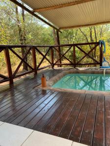 ein Deck mit einem Tauchbecken auf einem Holzdeck in der Unterkunft Umhlanga Kruger in Marloth Park