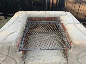 einem Metallgitter auf einer Steinwand in der Unterkunft Umhlanga Kruger in Marloth Park