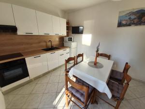 Küche/Küchenzeile in der Unterkunft Apartmani Peran