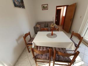 Ein Sitzbereich in der Unterkunft Apartmani Peran