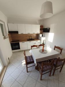 Küche/Küchenzeile in der Unterkunft Apartmani Peran