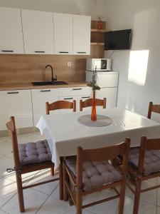 Küche/Küchenzeile in der Unterkunft Apartmani Peran
