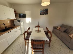 Küche/Küchenzeile in der Unterkunft Apartmani Peran