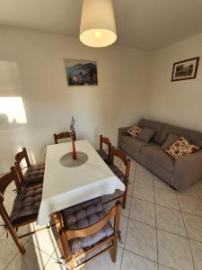 Ein Sitzbereich in der Unterkunft Apartmani Peran