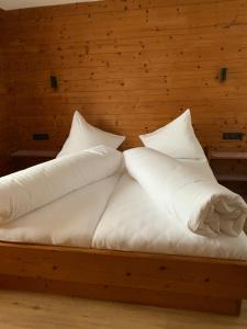 ブリクセン・イム・ターレにあるFerienwohnungen Max Schermerのベッド(上に白い枕付)