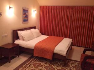 Postel nebo postele na pokoji v ubytování Alhambra Palace Hotel Suites - Ramallah