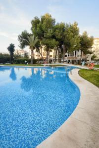 La alberca dentro o cerca de Apartamentos BCL Playa Albir