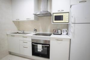 Una cocina o cocineta en Apartamentos BCL Playa Albir