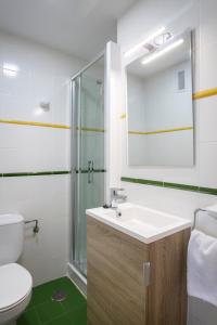 Un baño de Apartamentos BCL Playa Albir