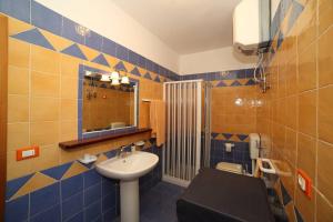 un baño con lavabo y espejo en Tenuta Ferilli, en Salve 23 fotos más