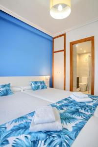 Un dormitorio con una cama con una toalla. en Apartamentos BCL Playa Albir en Albir