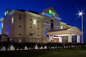 um edifício de hotel com um gazebo à noite em Holiday Inn Express Texas City, an IHG Hotel em Texas City